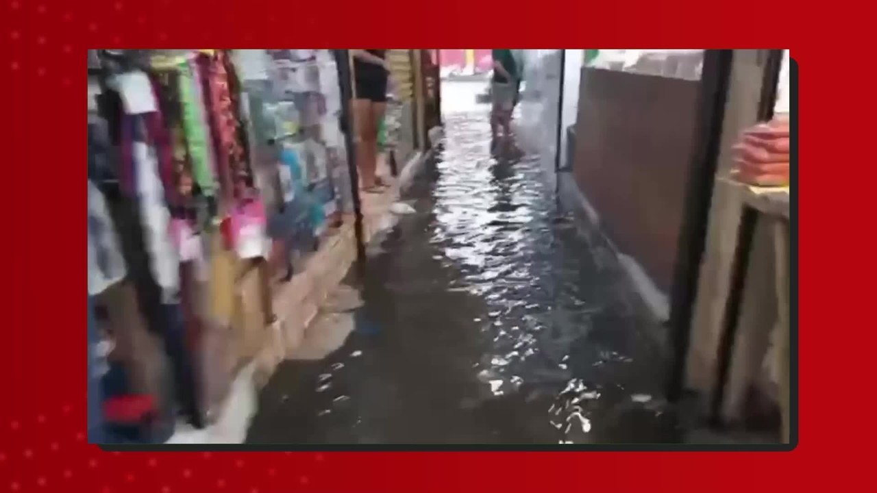 Forte chuva em Manaus deixa ruas e feira alagadas neste domingo; VÍDEOS