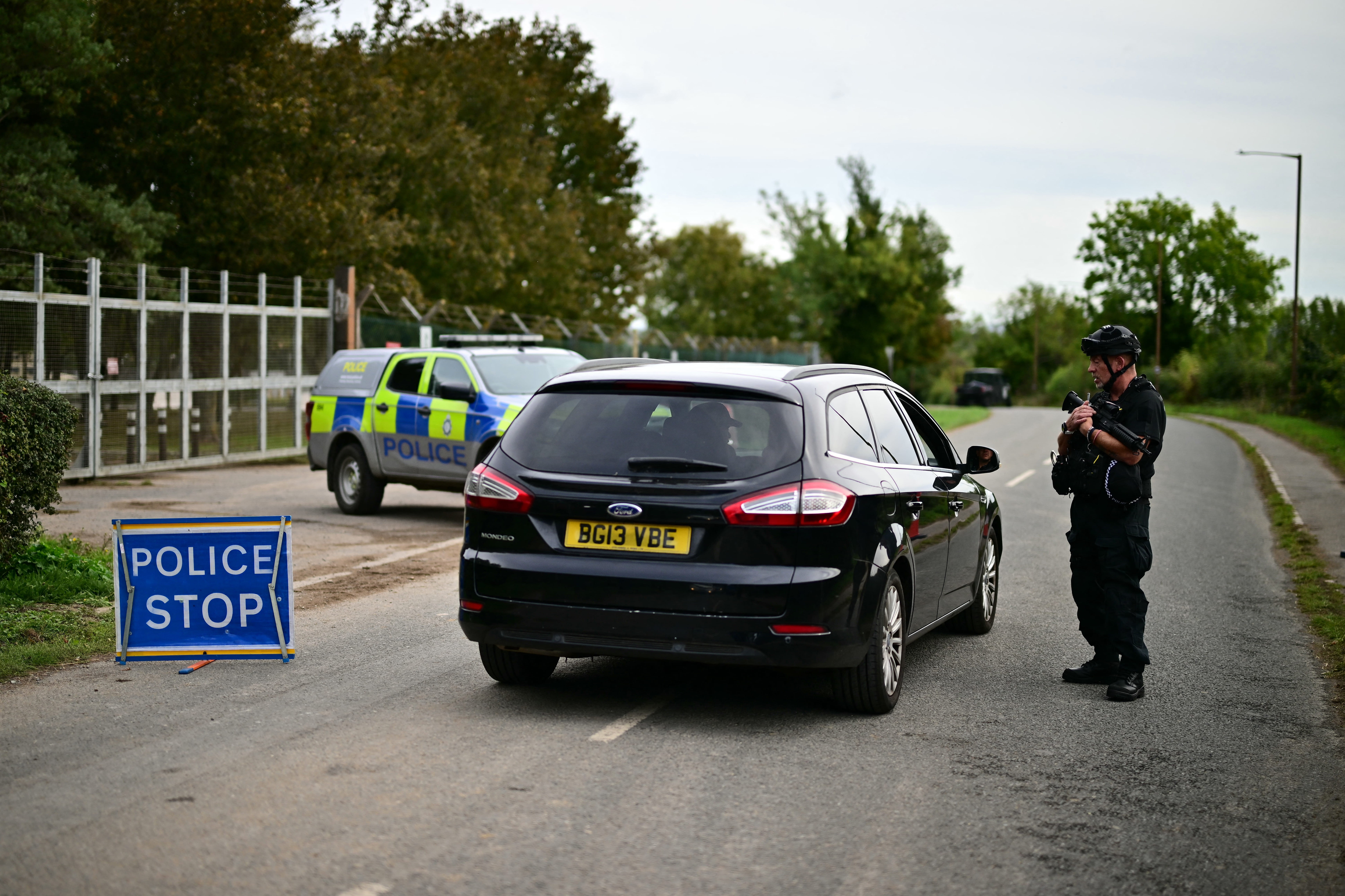 Polícia britânica não encontra explosivos em carros de suspeitos perto de base usada pelos EUA