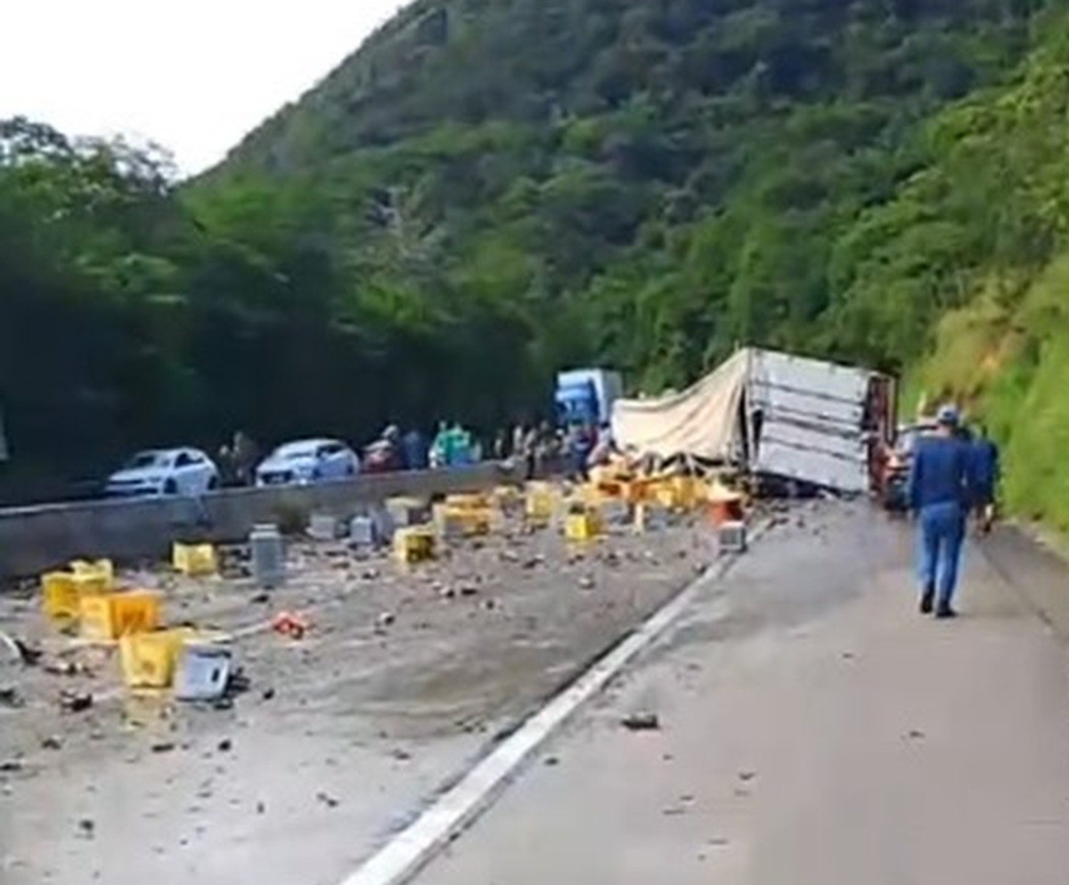 Carreta carregada com cerveja tomba na BR-101, no interior de Alagoas