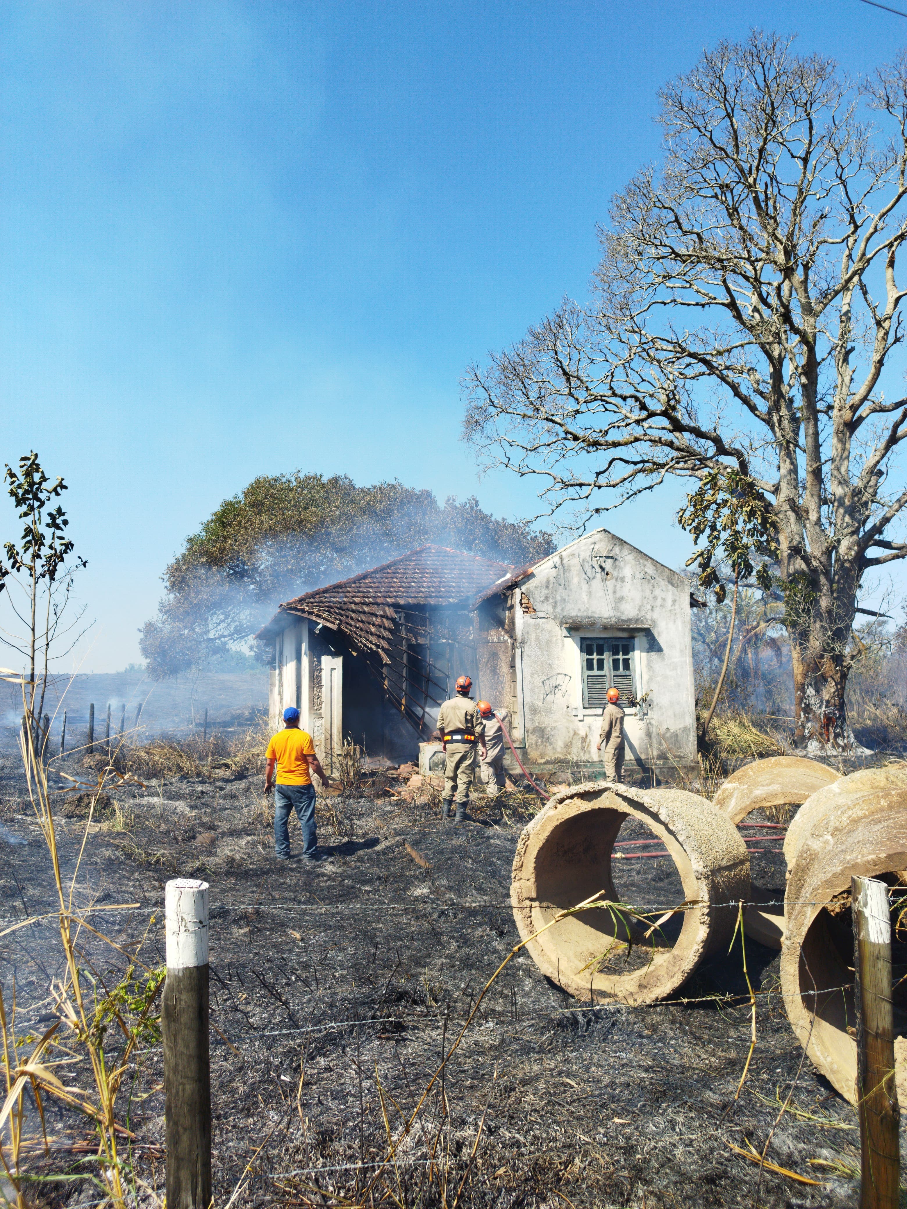 Casa não habitada é queimada depois de fogo em vegetação se espalhar em Saquarema 