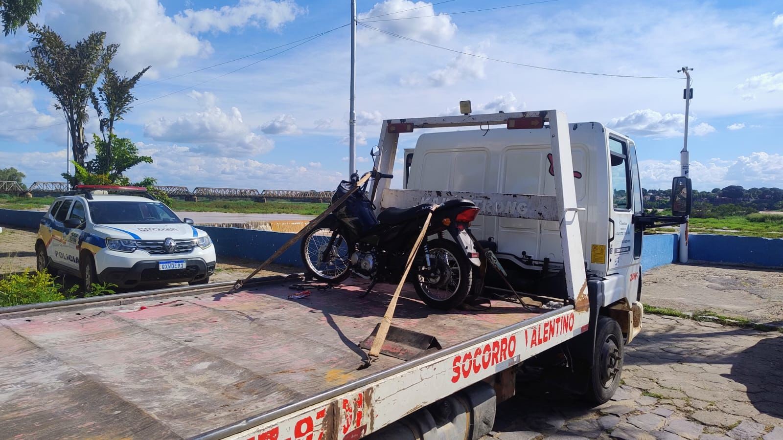 Moto furtada de homem que viajava de motorhome e parou em posto para dormir é apreendida em Pirapora 