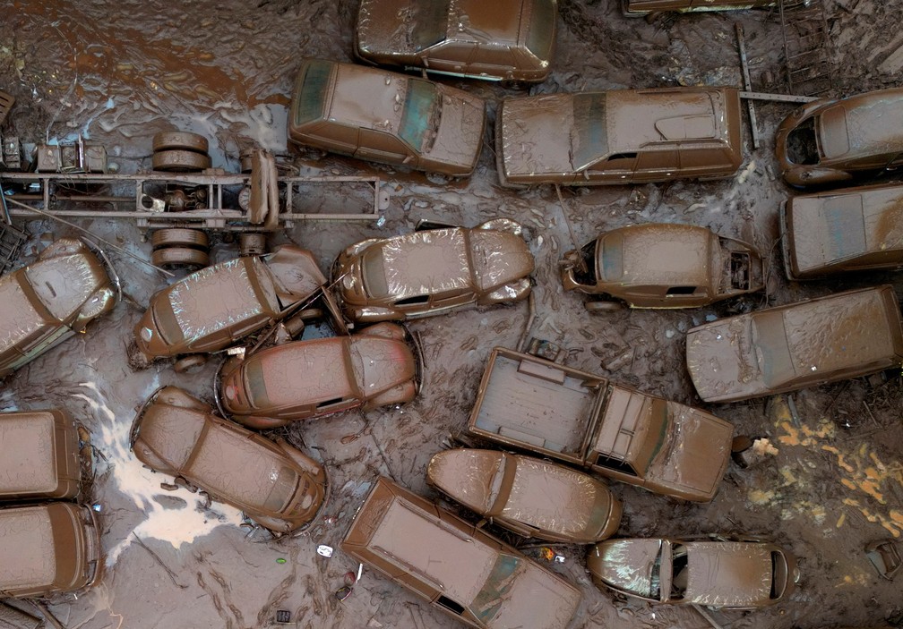 3 de maio - Imagem de drone mostra pilha de carros soterrados por enchente na cidade de Encanto após fortes chuvas que caíram sobre o Rio Grande do Sul — Foto: Diego Vara/Reuters