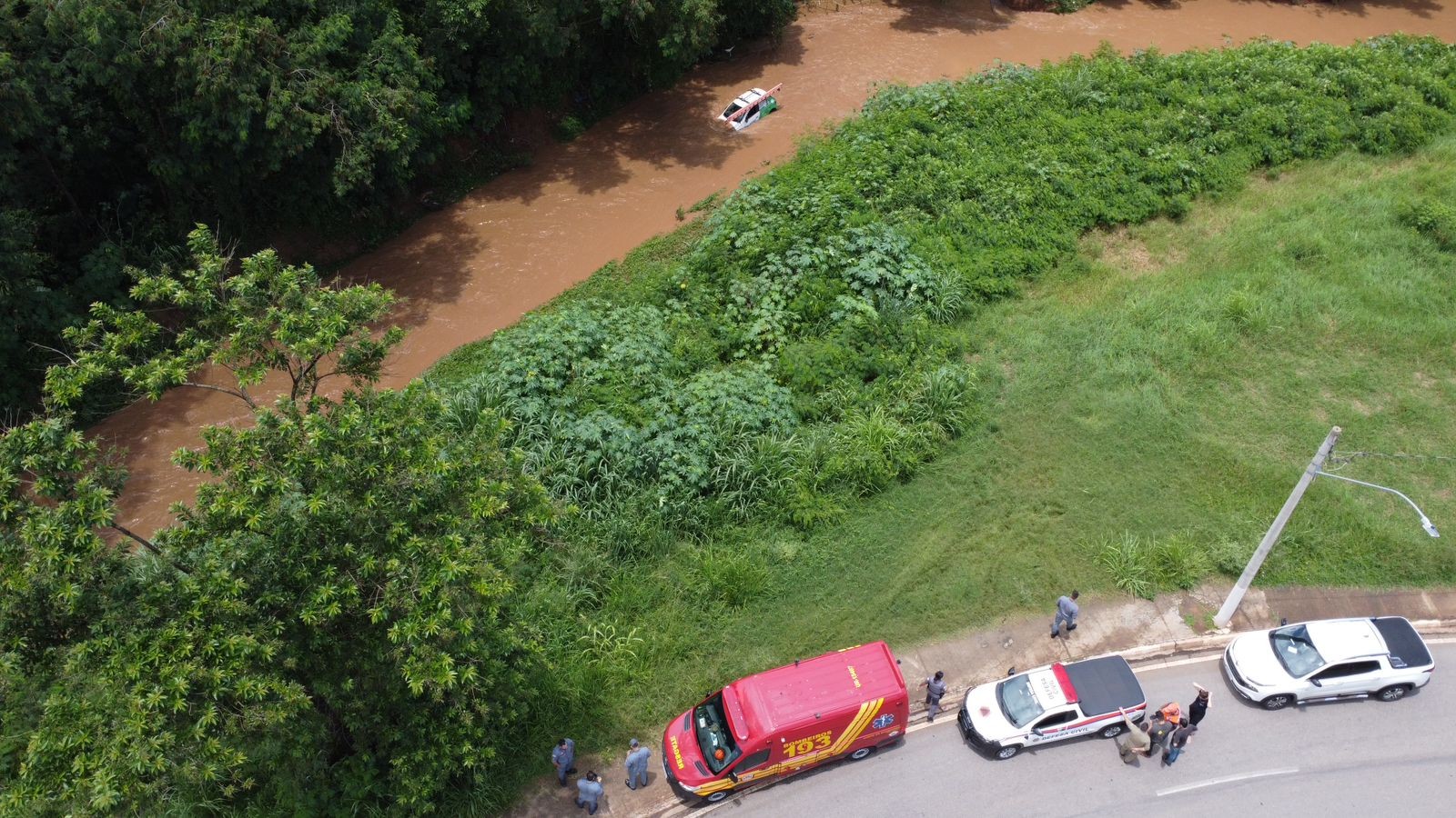 Carro fica ilhado após cair no Ribeirão Manduca em Tatuí