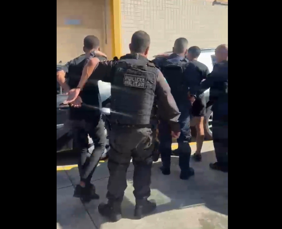 Dupla de Magé assalta idosa em Petrópolis; um dos envolvidos é um adolescente de 16 anos