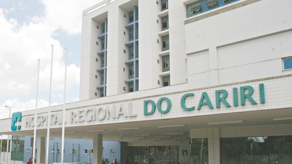 Mulher vítima de violência doméstica foi levada para o Hospital Regional do Cariri neste domingo (5) — Foto: Agência Diário