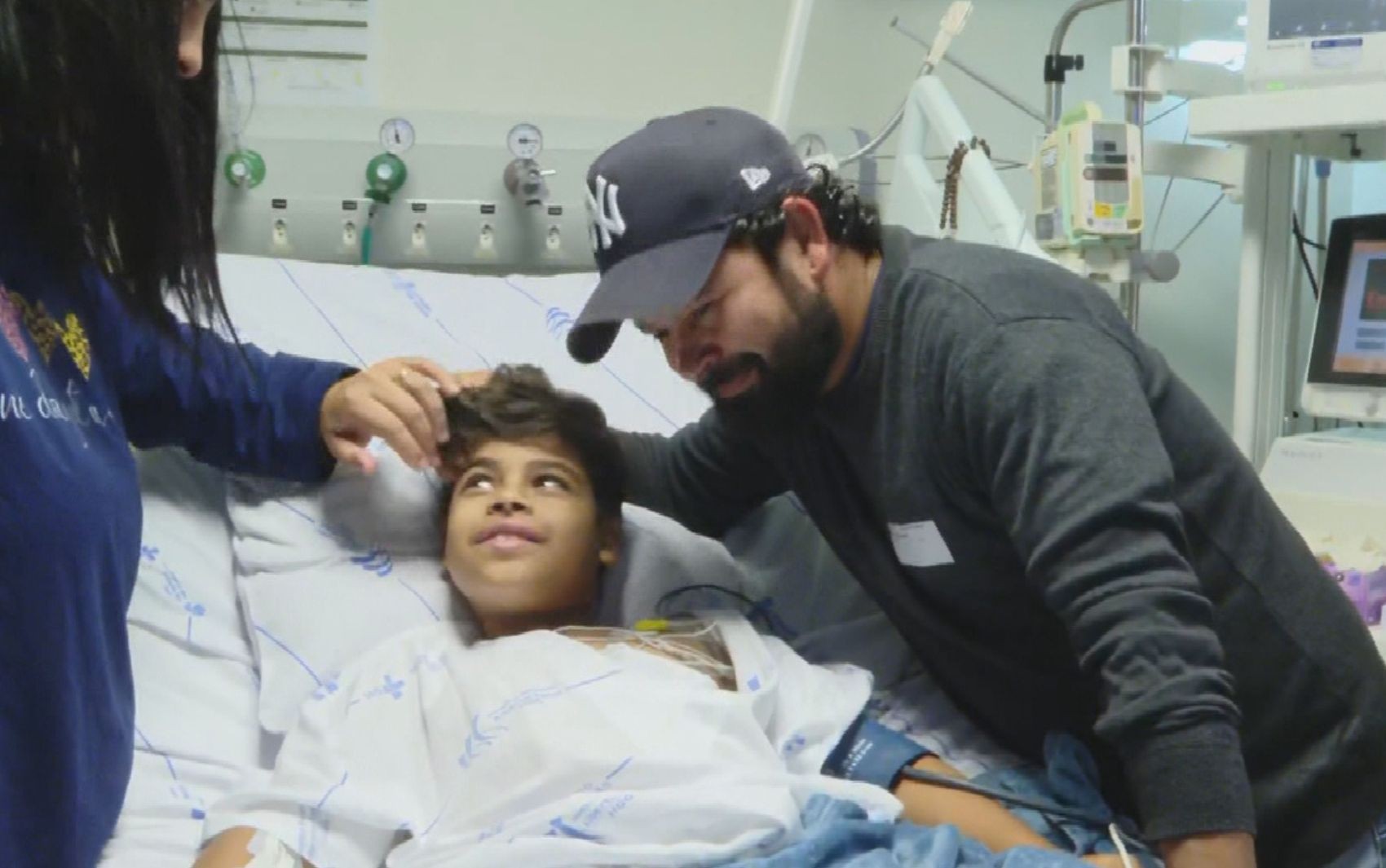 Criança consegue doador para transplante de rim, e família se emociona; vídeo