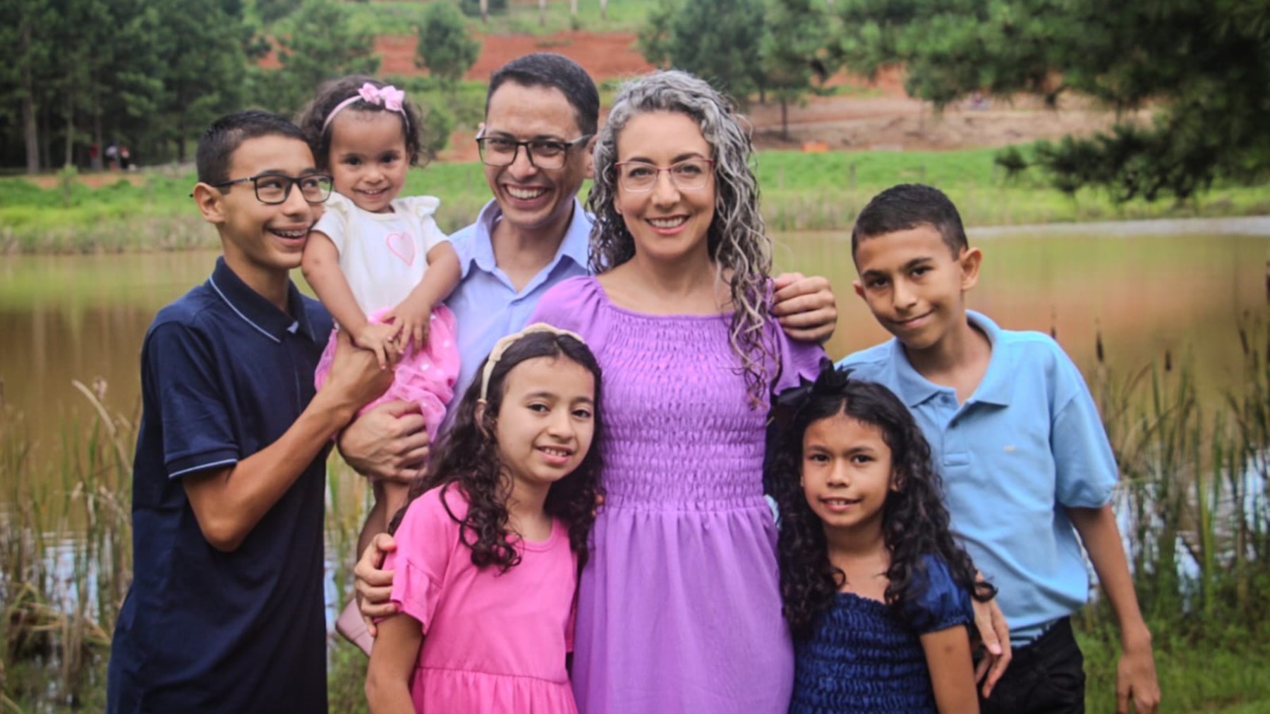 Casal que sonhava em ter filhos entra na fila para adotar duas crianças e acaba saindo com cinco irmãos: 'Oravam para não serem separados'