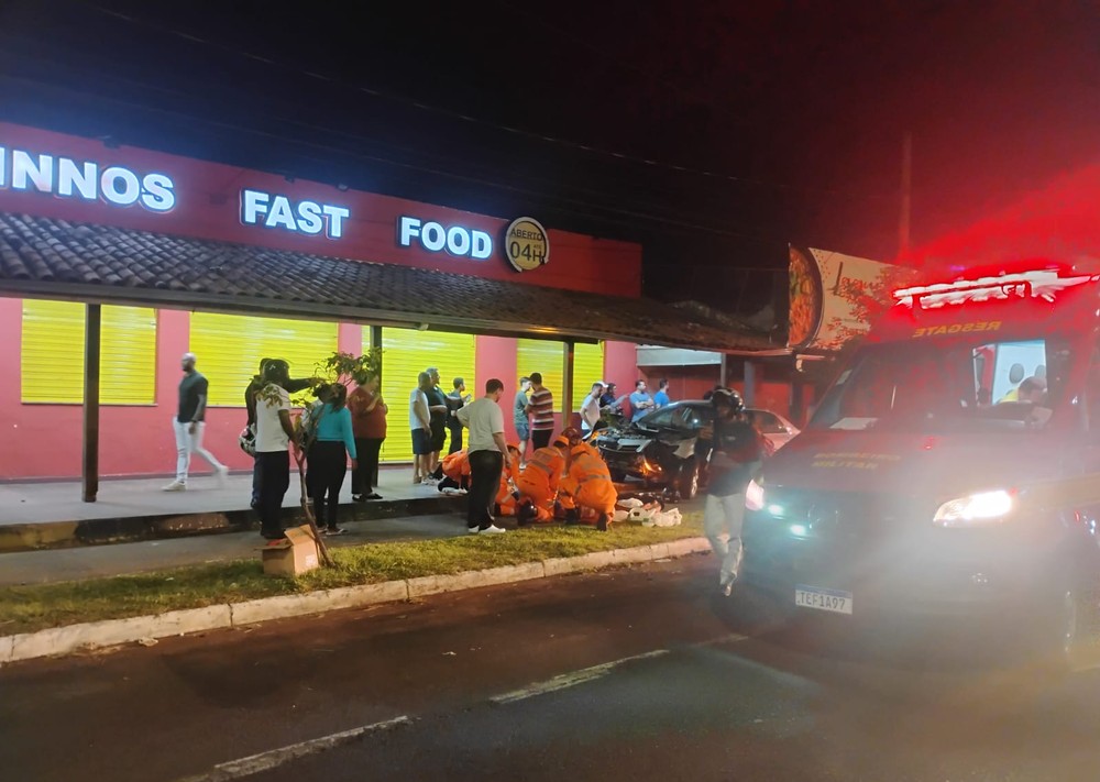 Uberlândia: Motorista faz manobra perigosa, carro roda e mata mulher de 57 anos na avenida Rondon Pacheco