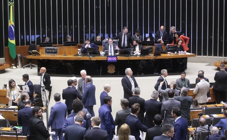 Câmara vota para derrubar decreto de Lula sobre IOF