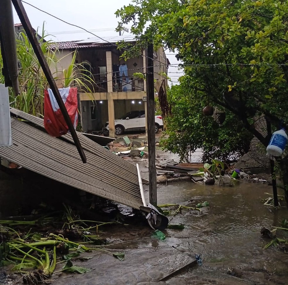 Muros de cinco residências foram arrastados em Neópolis — Foto: Wendell Mota