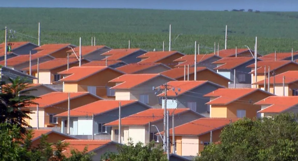 Casas do conjunto habitacional Agostinho Nino Deperon em Santa Cruz das Palmeiras onde o crime ocorreu — Foto: Vitor Diagonel/EPTV/Arquivo