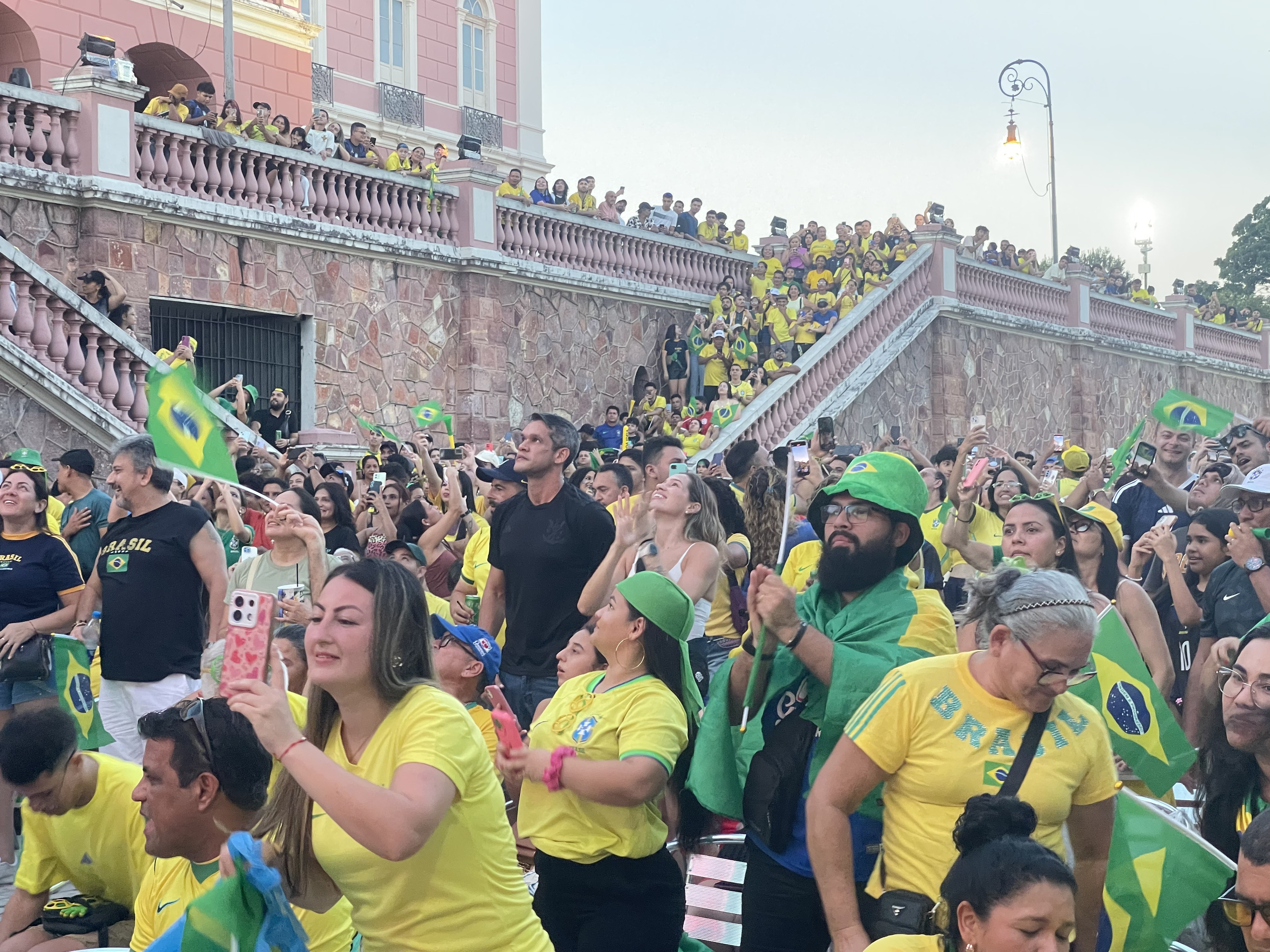 Evento gratuito terá transmissão do jogo do Brasil e atrações musicais no Centro de Manaus
