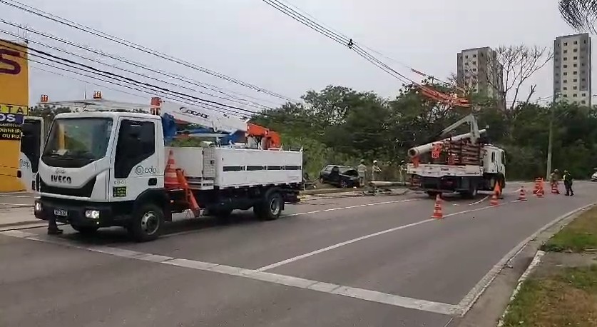 Dois ficam presos nas ferragens após carro bater em poste, em São José dos Campos, SP