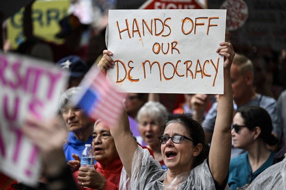 Manifestação anti-Trump em Houston, no Texas — Foto: RONALDO SCHEMIDT / AFP