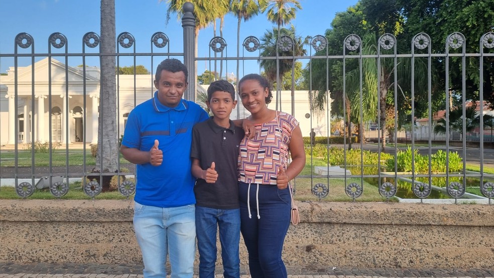 Moisés e os pais no Palácio de Karnak - Menino que viralizou treinando salto com vara com material improvisado tem reunião com governador: 'prometeu equipamentos e um lugar apropriado' — Foto: Pedro Lima/g1 Piauí