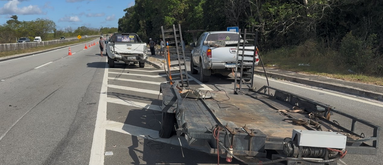Três pessoas morrem em acidente entre caminhão e caminhonete, em Santa Rita