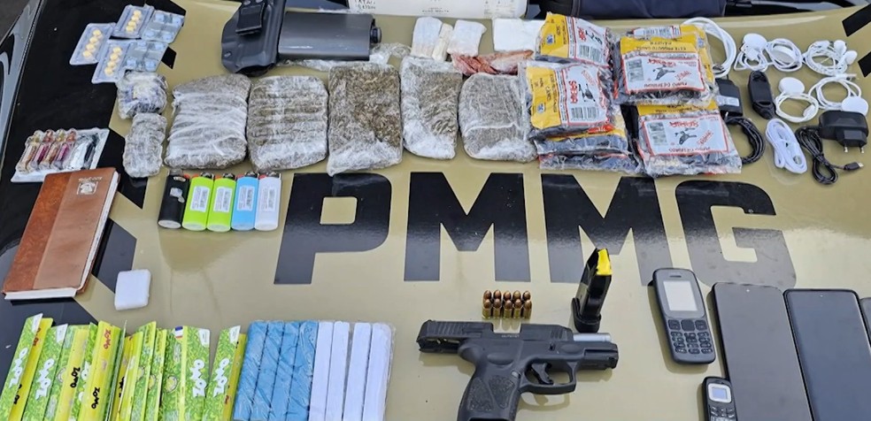 Drogas e itens apreendidos com policial penal preso após prisão por tentativa de levar drogas a detento em Ouro Preto — Foto: Reprodução/TV Globo