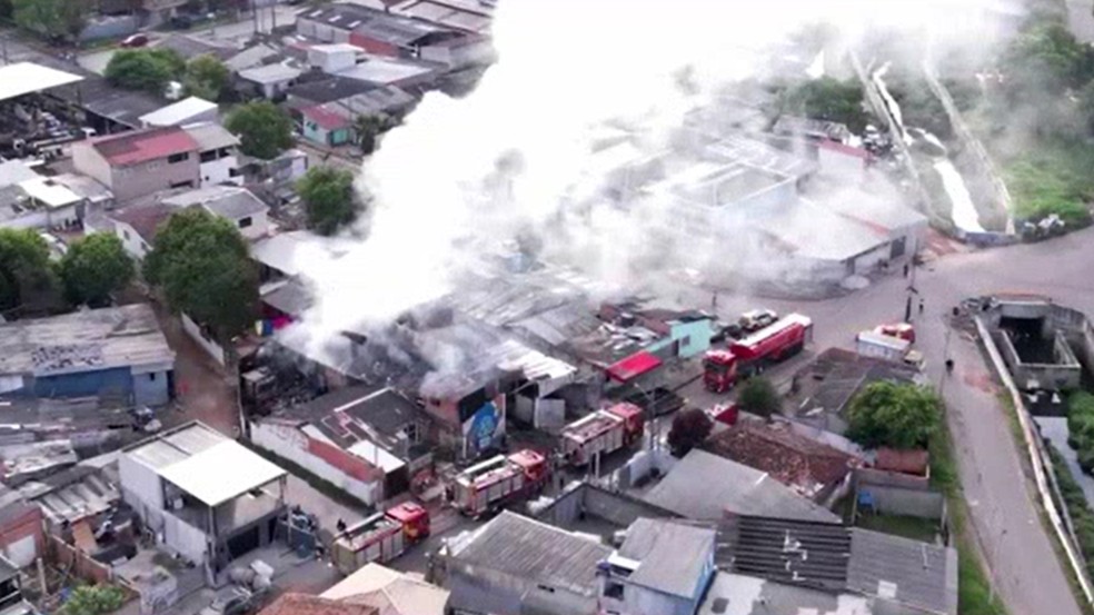 Incêndio no Bairro Parolin, em Curitiba — Foto: RPC