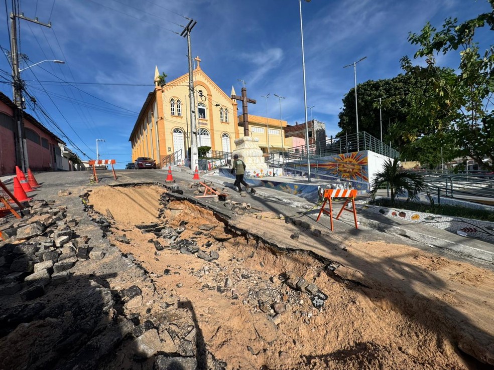 Cratera se abriu após rompimento de tubulação de água em Natal — Foto: Sérgio Henrique Santos/Inter TV Cabugi
