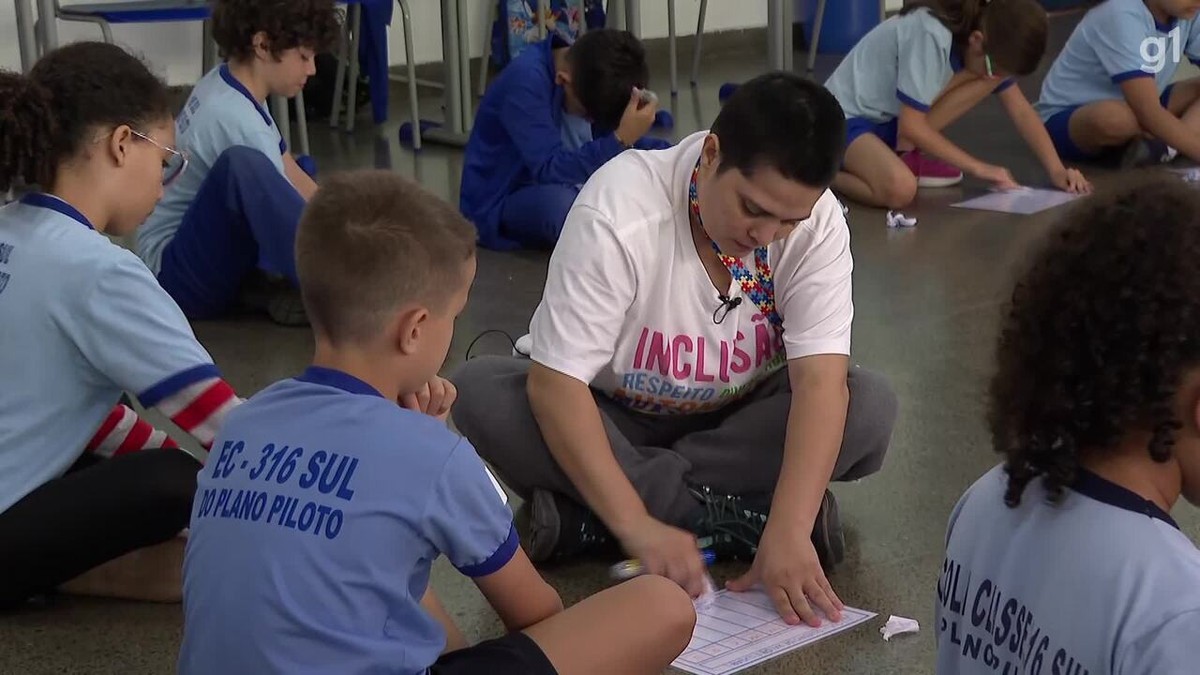 Professora com transtorno do espectro autista usa experiência de vida para ensinar sobre diversidade no DF