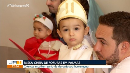 Crianças homenageiam santos da igreja católica em festa à fantasia