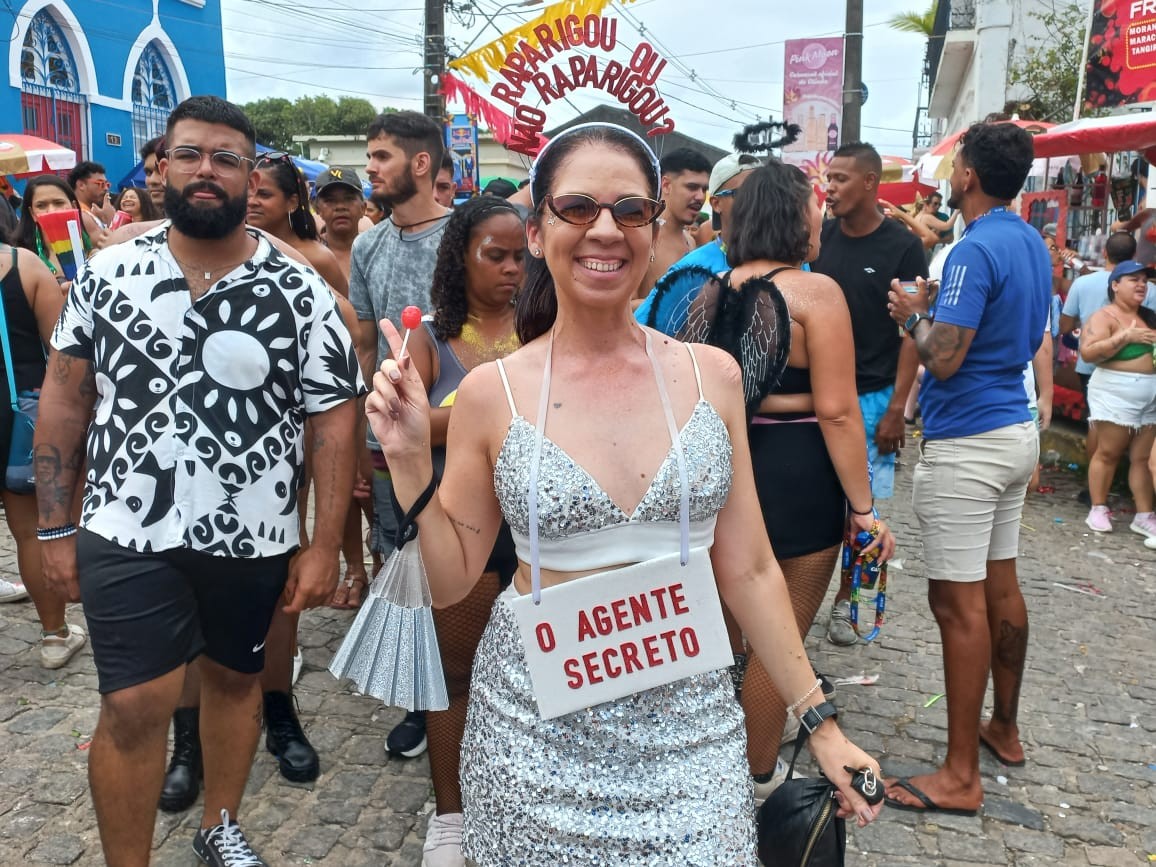 Da 'Perna Cabeluda' ao 'raparigou': foliões em Olinda se fantasiam de elementos de 'O Agente Secreto' e reforçam torcida pelo Oscar
