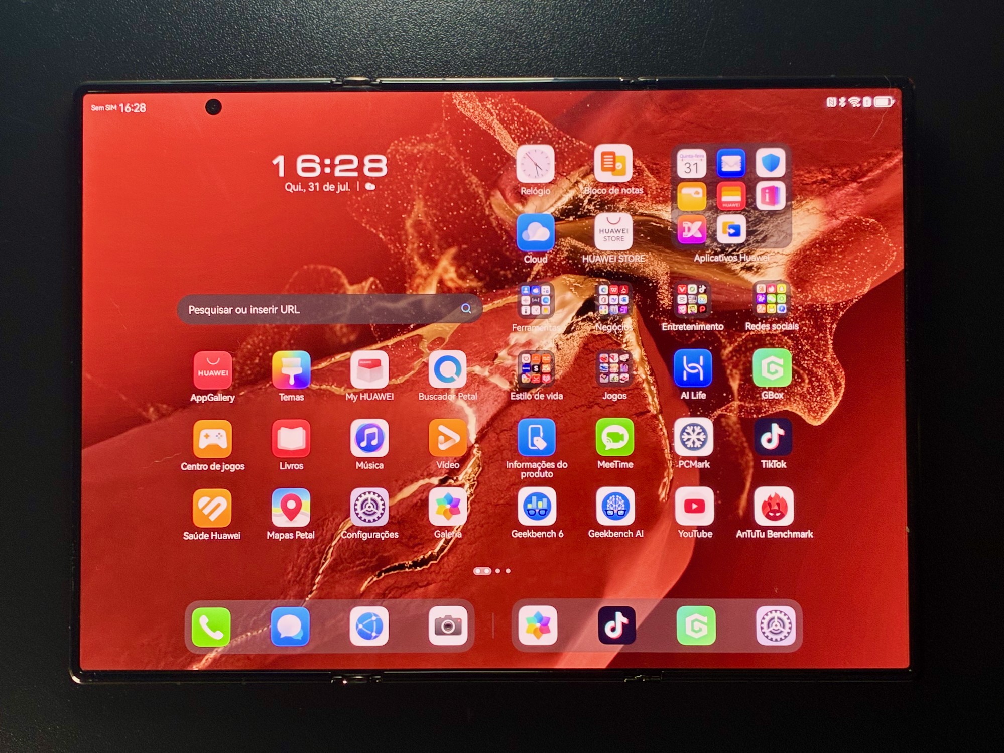 Huawei Mate XT Ultimate Design totalmente aberto, com a tela de 10,2