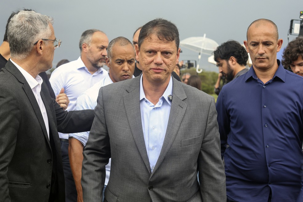 Tarcísio de Freitas visita o ex-presidente Jair Bolsonaro na Papudinha — Foto: Sergio Lima/AFP