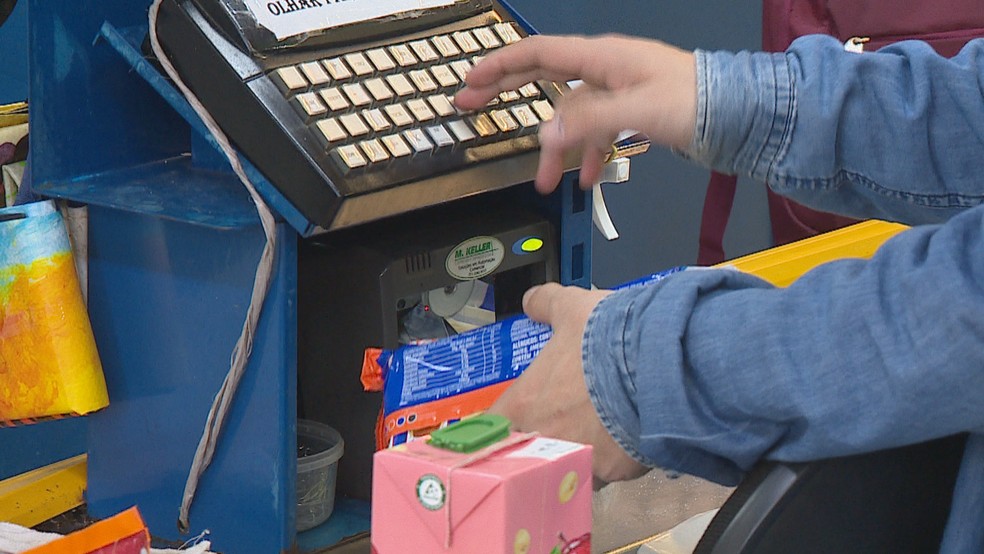 Operador de caixa em supermercado  — Foto: Reprodução/RBS TV