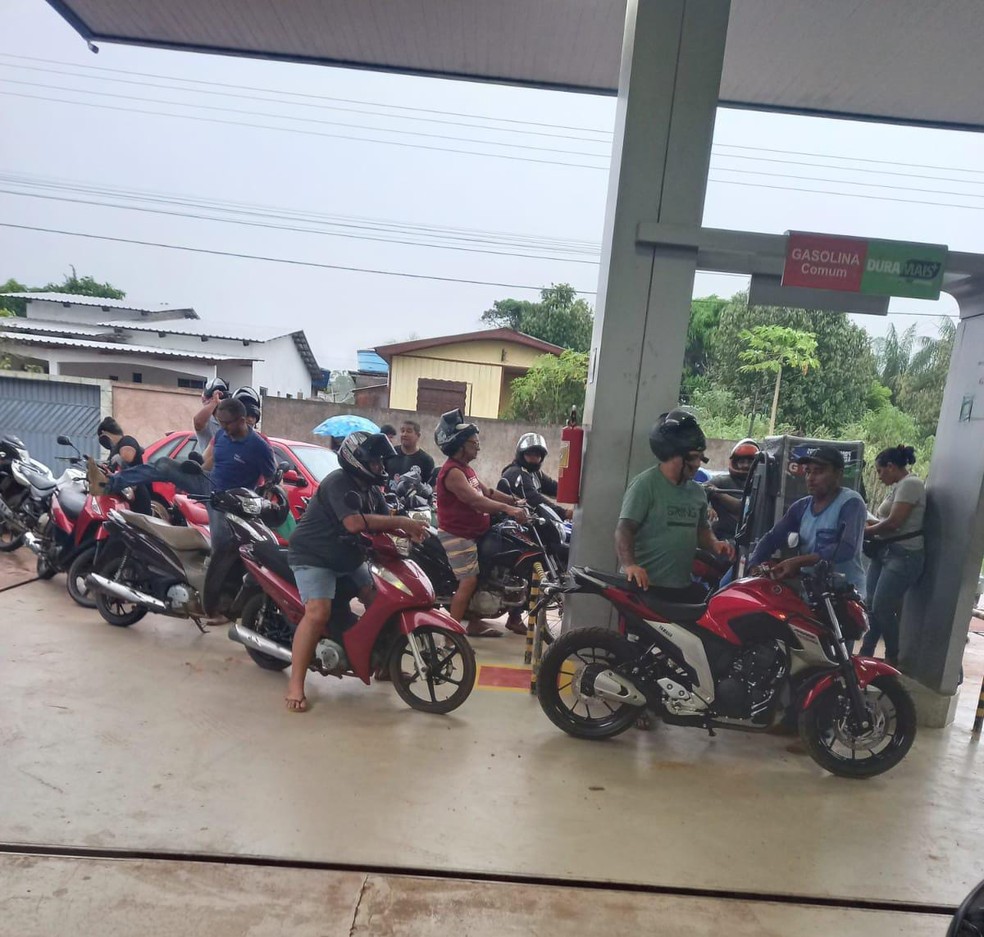 Motoqueiros fazem fila para abastecer no posto em Boca do Acre — Foto: Reprodução