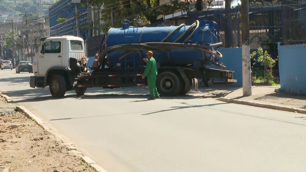 Caminhão-pipa abastece escola após surto de hepatite A — Foto: Reprodução/TV Globo