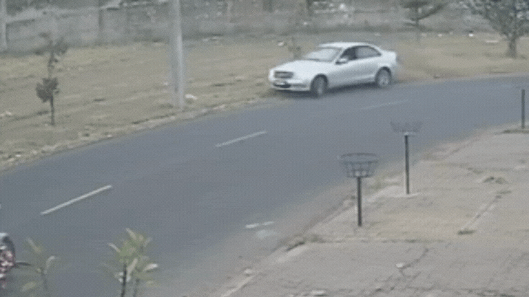 VÍDEO: Carro atinge poste e derruba estrutura no Bairro Novo Mundo, em Uberlândia