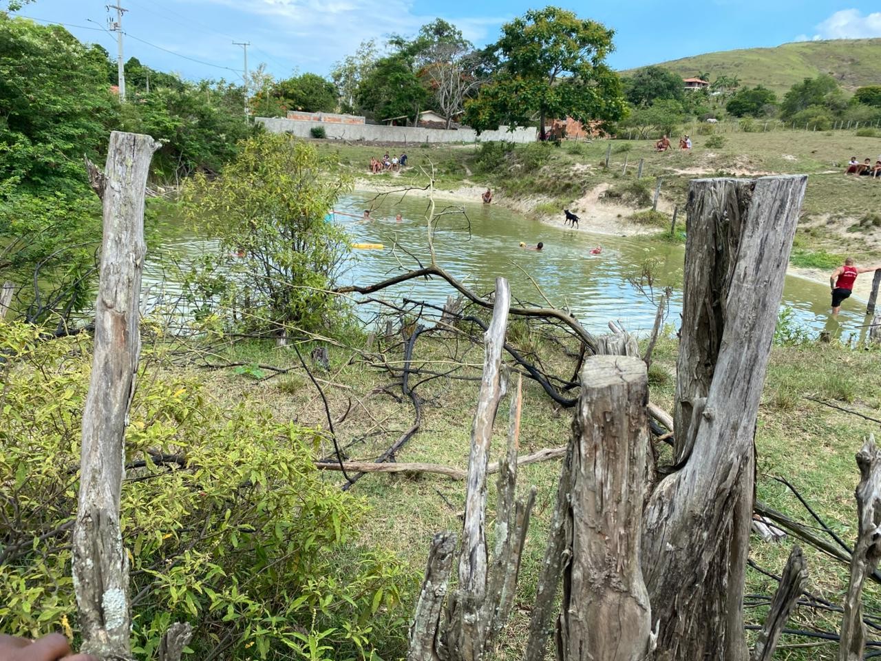 Criança desaparece ao mergulhar em açude em Saquarema