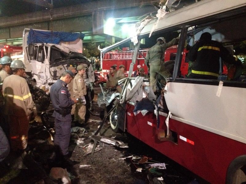 Após 12 anos do acidente entre micro-ônibus e caminhão em Manaus, familiares e sobreviventes convivem com os ecos da tragédia: 'ainda dói'