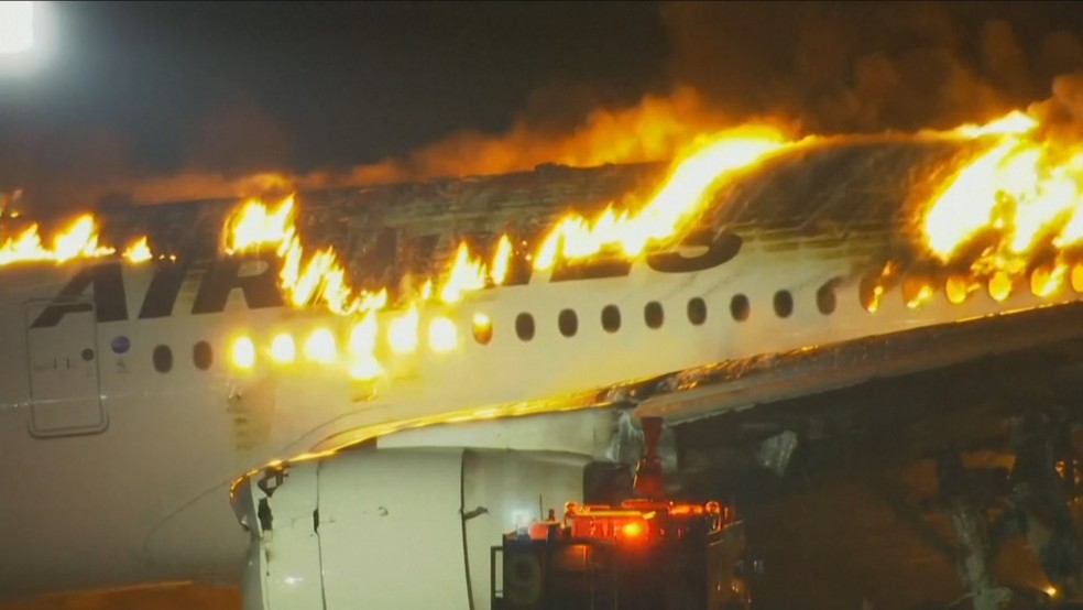 Avião da Japan Airlines pega fogo em aeroporto de Tóquio no dia 2 de janeiro de 2024 — Foto: GloboNews/Reprodução