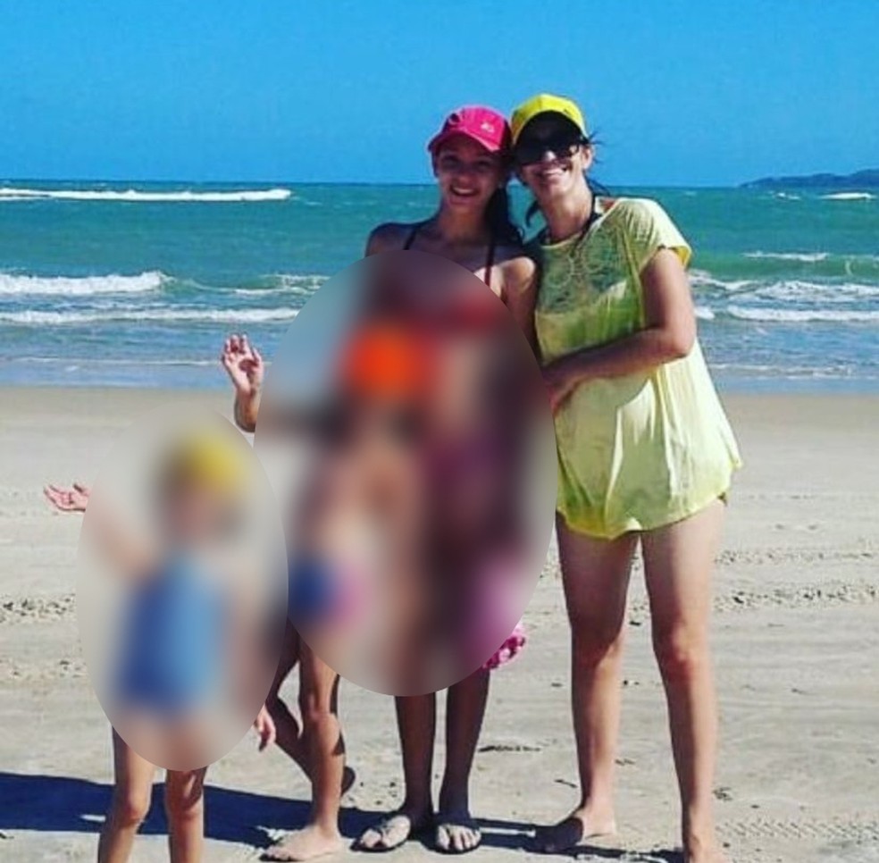 Foto da família publicada nas redes sociais em um passeio na praia, publicada em 2018 — Foto: Instagram