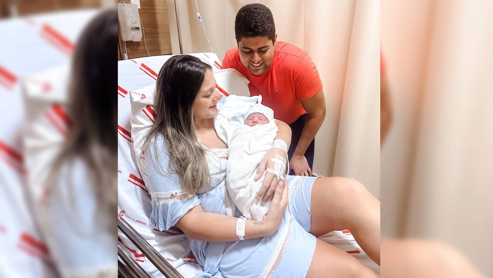 A psicóloga Larice Mendonça e seu marido, Philipe, com o filho recém-nascido — Foto: Reprodução