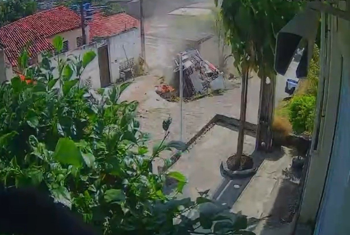 Caminhão da Neoenergia desce ladeira desgovernado e invade casa e motorista fica preso às ferragens; VÍDEO
