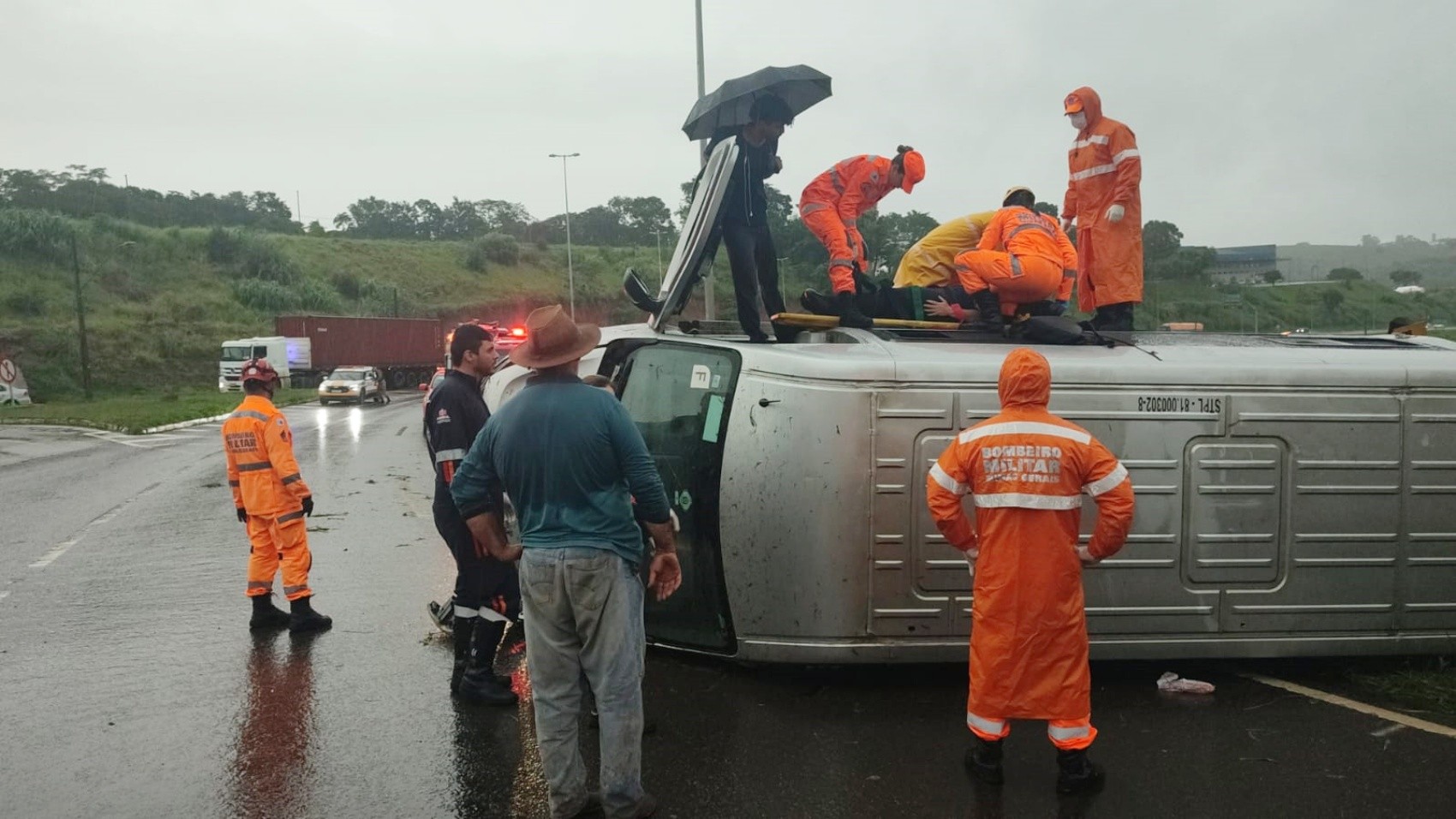 Van que transportava funcionários de empresa capota após motorista perder controle da direção em MG