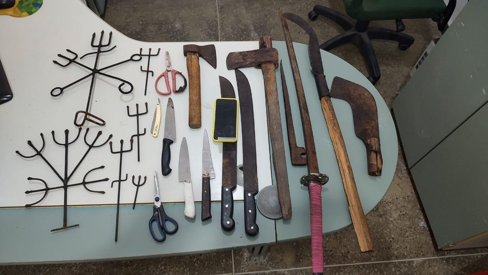 Várias ferramentas foram apreendidas durante a prisão do líder religioso que estuprava mulheres no Eusébio, na Região Metropolitana de Fortaleza. — Foto: Polícia Civil/ Divulgação