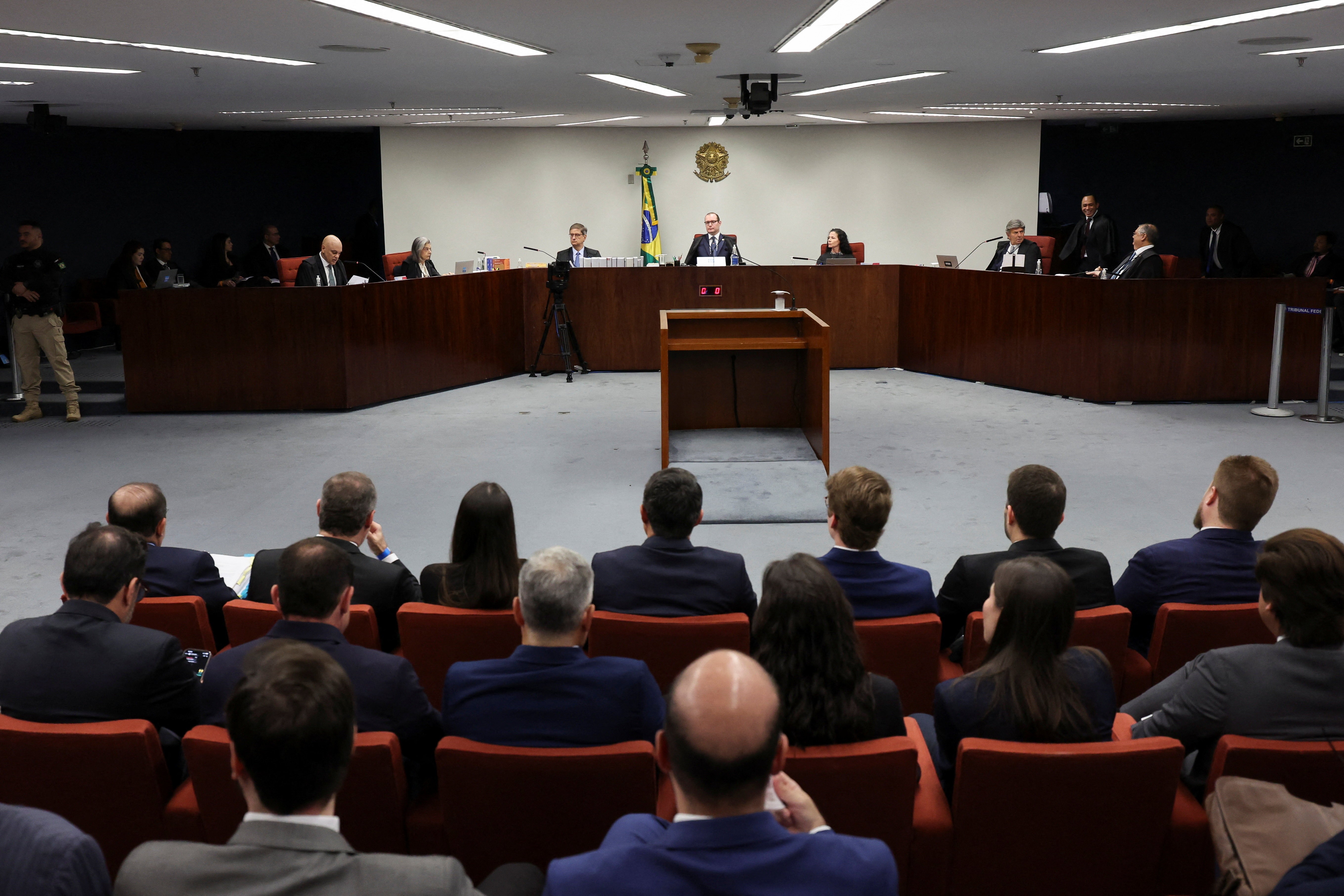 Julgamento de Bolsonaro, dia 1: Moraes diz que STF não cederá a pressões, Gonet traz provas da trama golpista e defesas se manifestam