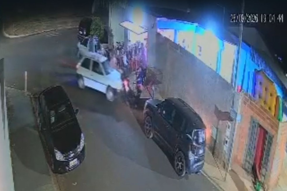 Motorista bêbado que não sabia dirigir é preso após atropelar quatro pessoas em Poloni (SP) — Foto: Tanabi Notícias/Reprodução