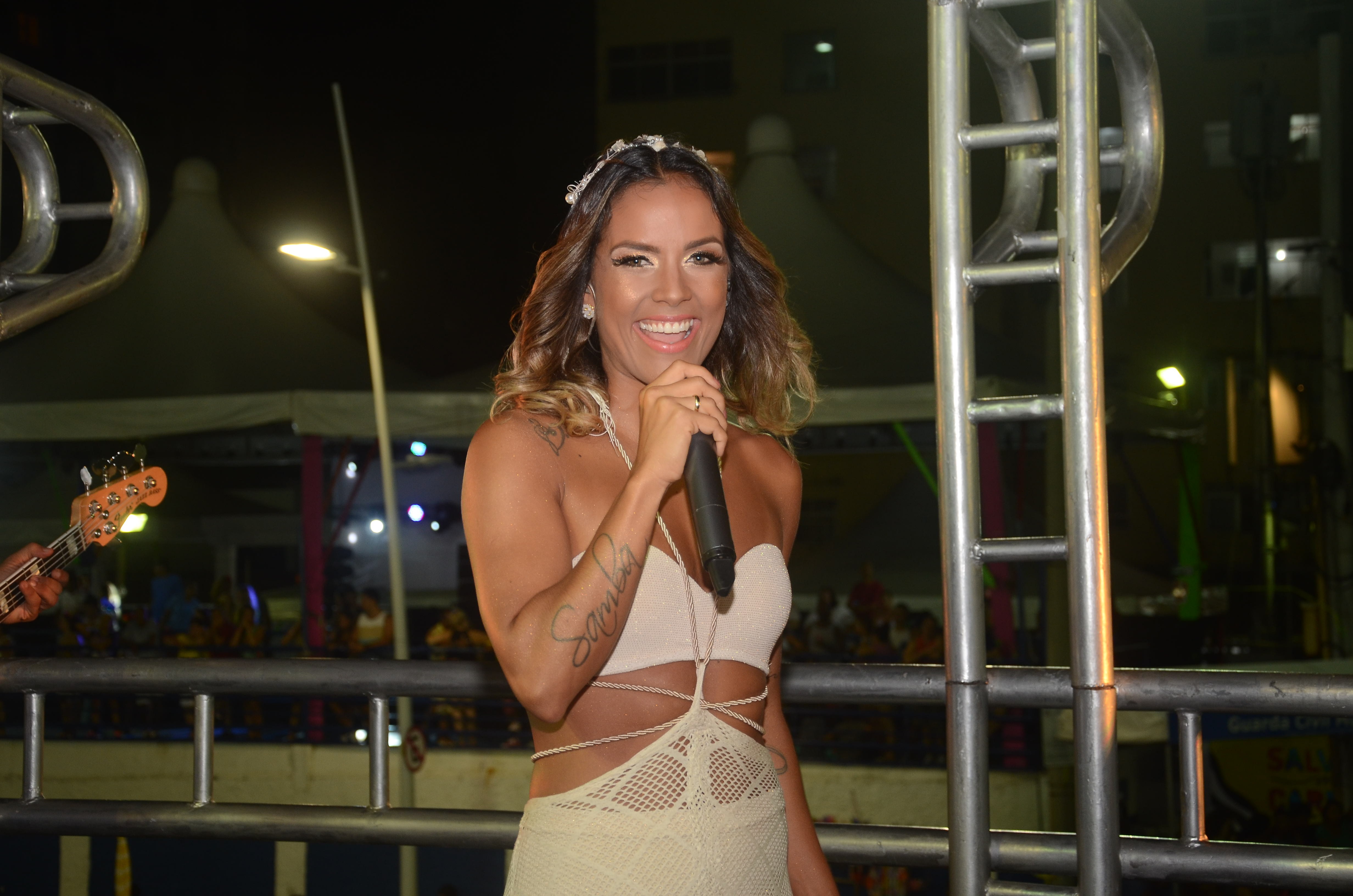 Primeira vez: Ju Moraes e outros famosos LGBTQIA+ relatam suas jornadas até a liberdade de expressar afeto em público