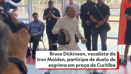 Bruce Dickinson, vocalista do Iron Maiden, participa e perde duelo de esgrima em praça de Curitiba - Programa: G1 PR 