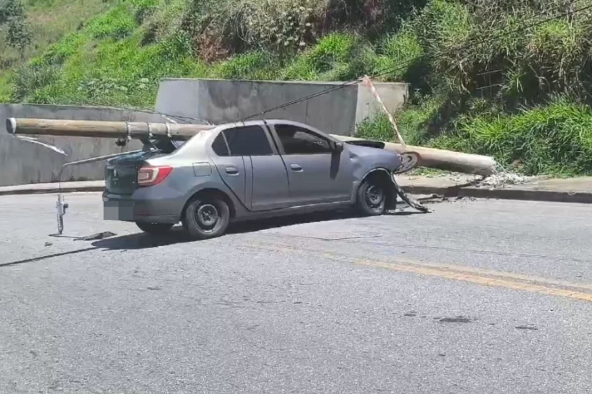 Poste cai em carro após acidente que interditou rua em São José dos Campos