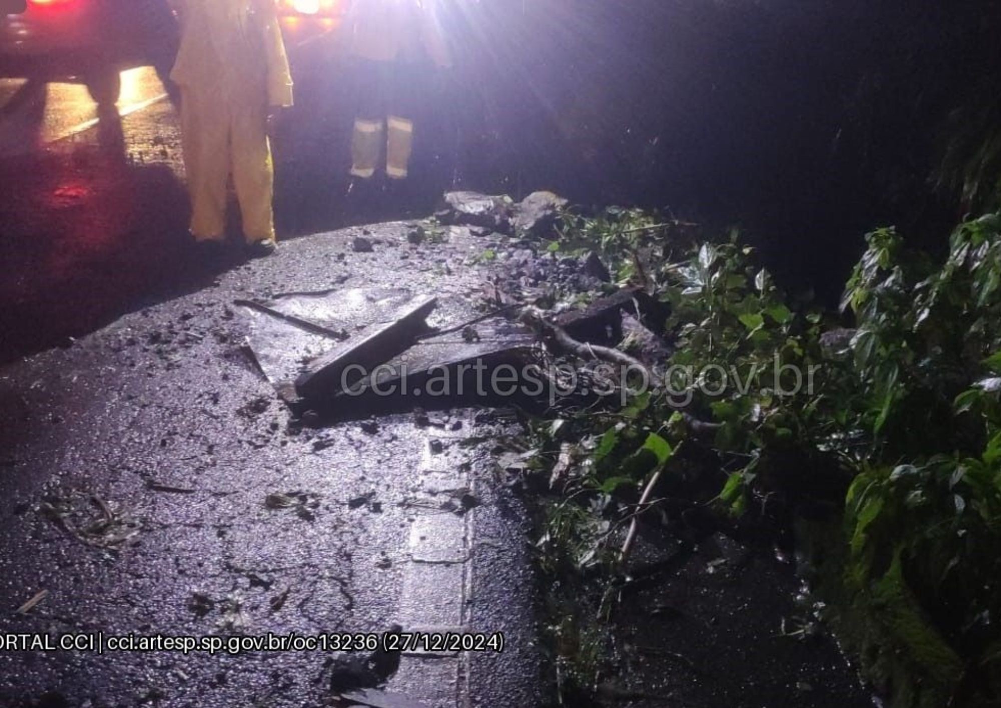 Deslizamento de terra interdita trecho da Rodovia Mogi-Bertioga, no litoral de SP