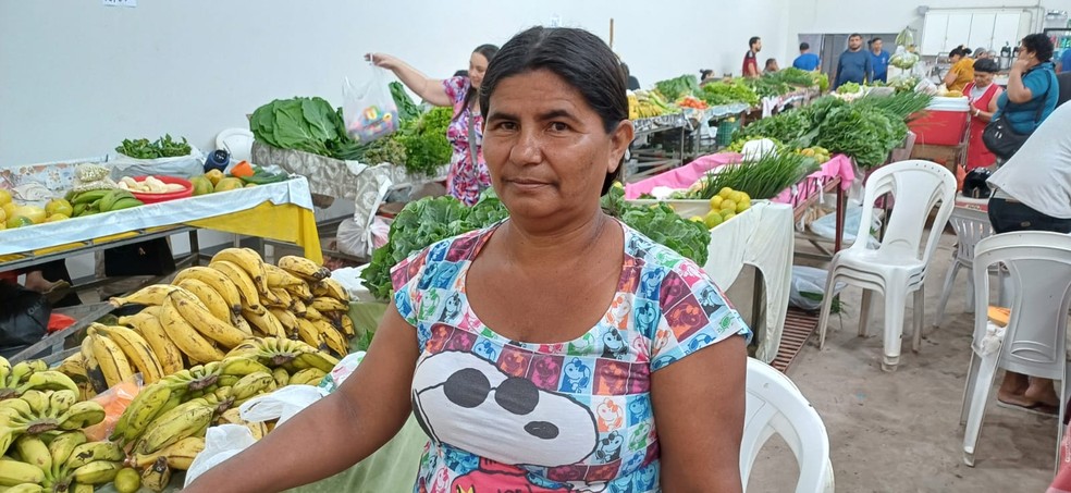 Maria Marlene da Silva Reis, produtora rural do Walter Arce, diz que tem registrado baixa nas vendas no Mercado Elias Mansour, em Rio Branco — Foto: Murilo Lima/Rede Amazônica