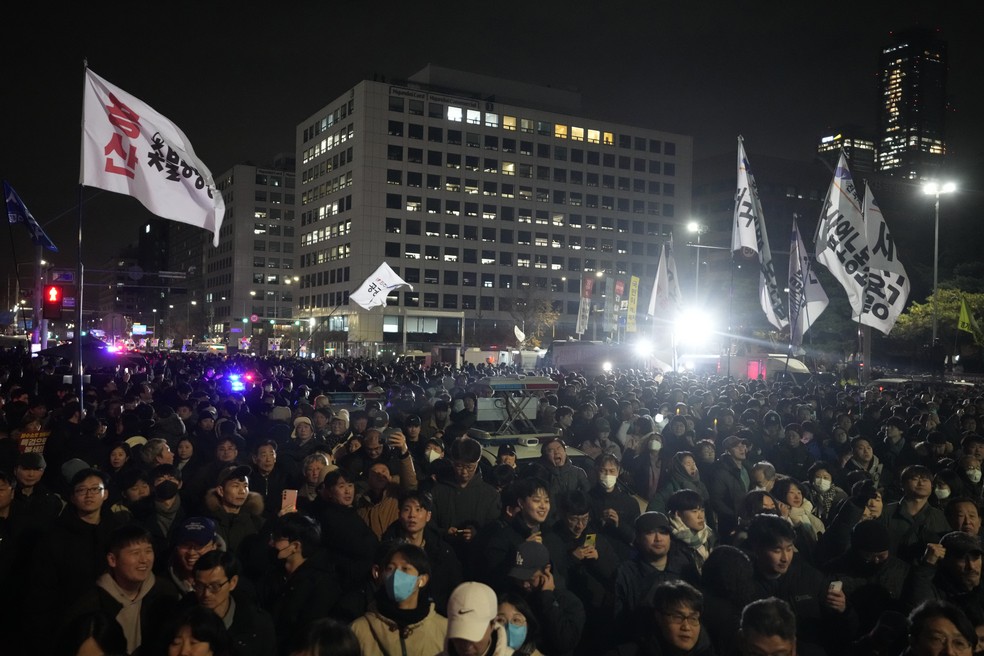 Manifestantes em frente ao parlamento na Coreia do Sul — Foto: AP Photo/Ahn Young-joon