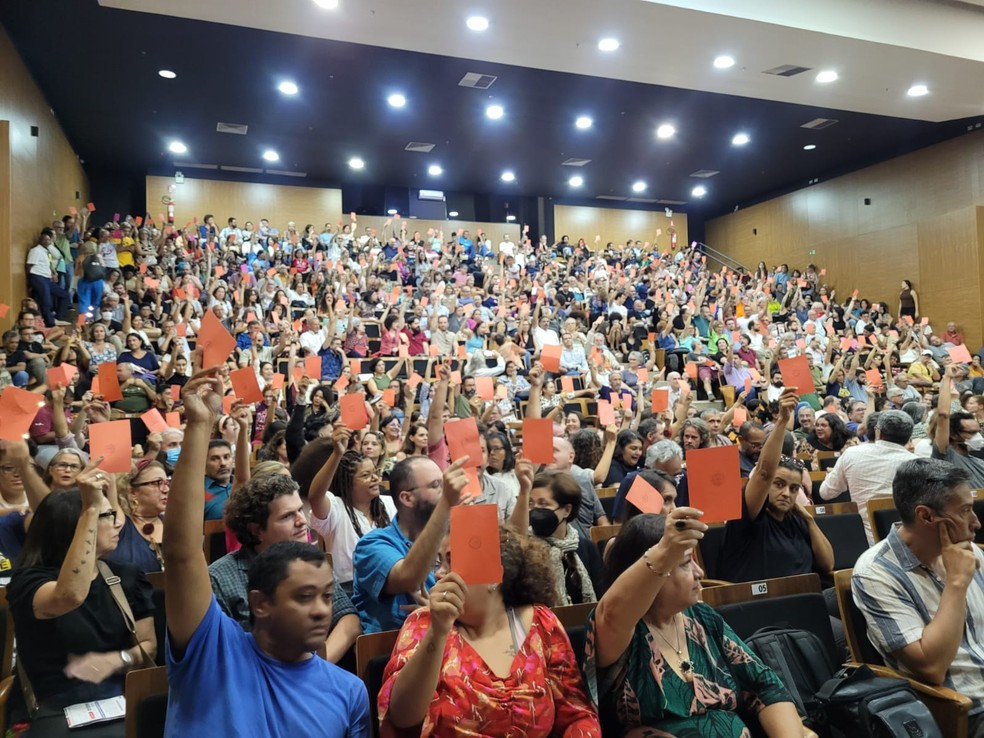Professores da UnB votam pela greve na universidade — Foto: Fernanda Bastos/ g1