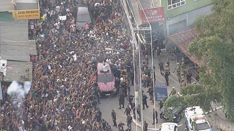 Poze sobe no carro após ser solto — Foto: Reprodução/TV Globo
